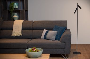 Zwarte vloerlamp met een dubbele kantelbare kop Zwarte kantelbare staande lamp