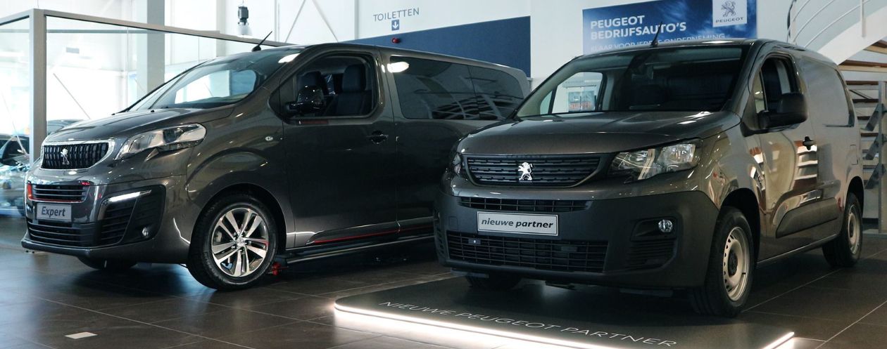 Showroomverlichting in autoshowroom Peugeot