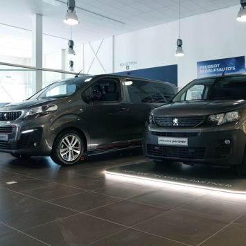 Bekijk onze LED autoshowroom verlichting in de showroom van Peugeot Autoshowroom verlichting voor Peugeot