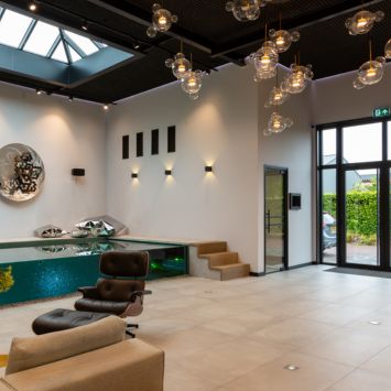 Bekijk onze LED verlichting in de showroom van Bos Zwembaden Showroomverlichting Bos Zwembad
