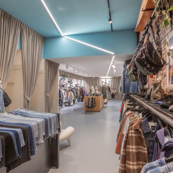 Bekijk onze LED verlichting in de winkel van Tenue de Nîmes in Amsterdam Winkelverlichting Tenue de Nîmes
