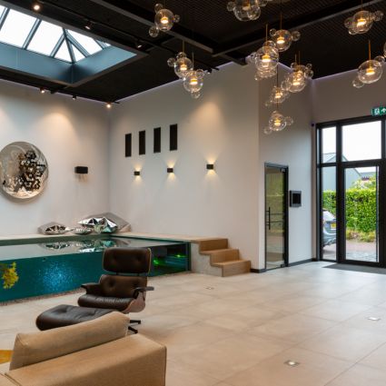 Bekijk onze LED verlichting in de showroom van Bos Zwembaden Showroomverlichting Bos Zwembad