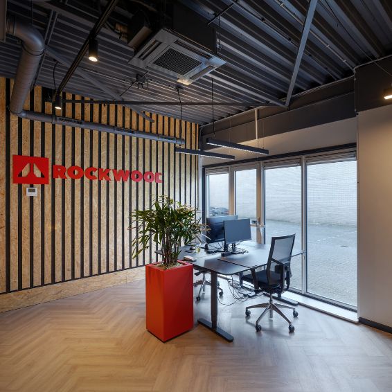 Bekijk onze LED verlichting in het kantoor van Rockwool Kantoorverlichting Rockwool